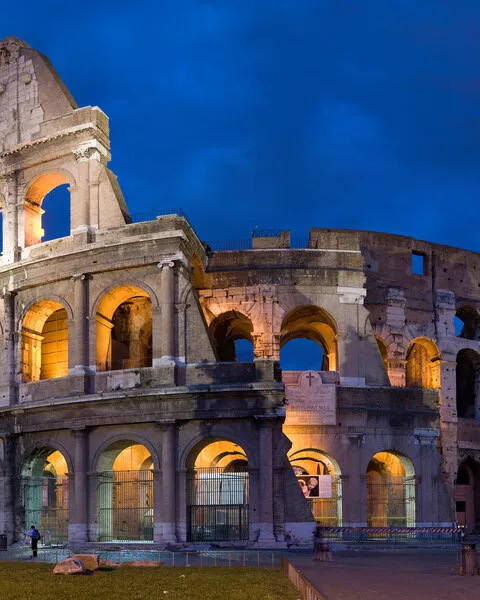 Il Colosseo di Roma al crepuscolo — simbolo millenario della grandezza italiana