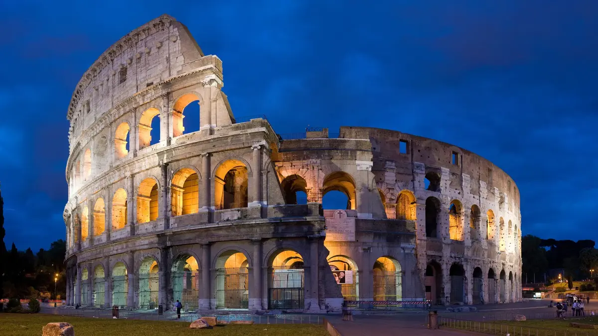 Il Colosseo di Roma, simbolo dell'antica Roma imperiale evocata nel video