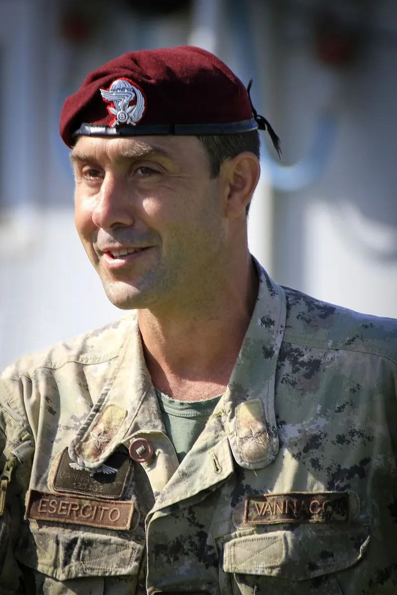 Roberto Vannacci in divisa militare, reparto Col Moschin