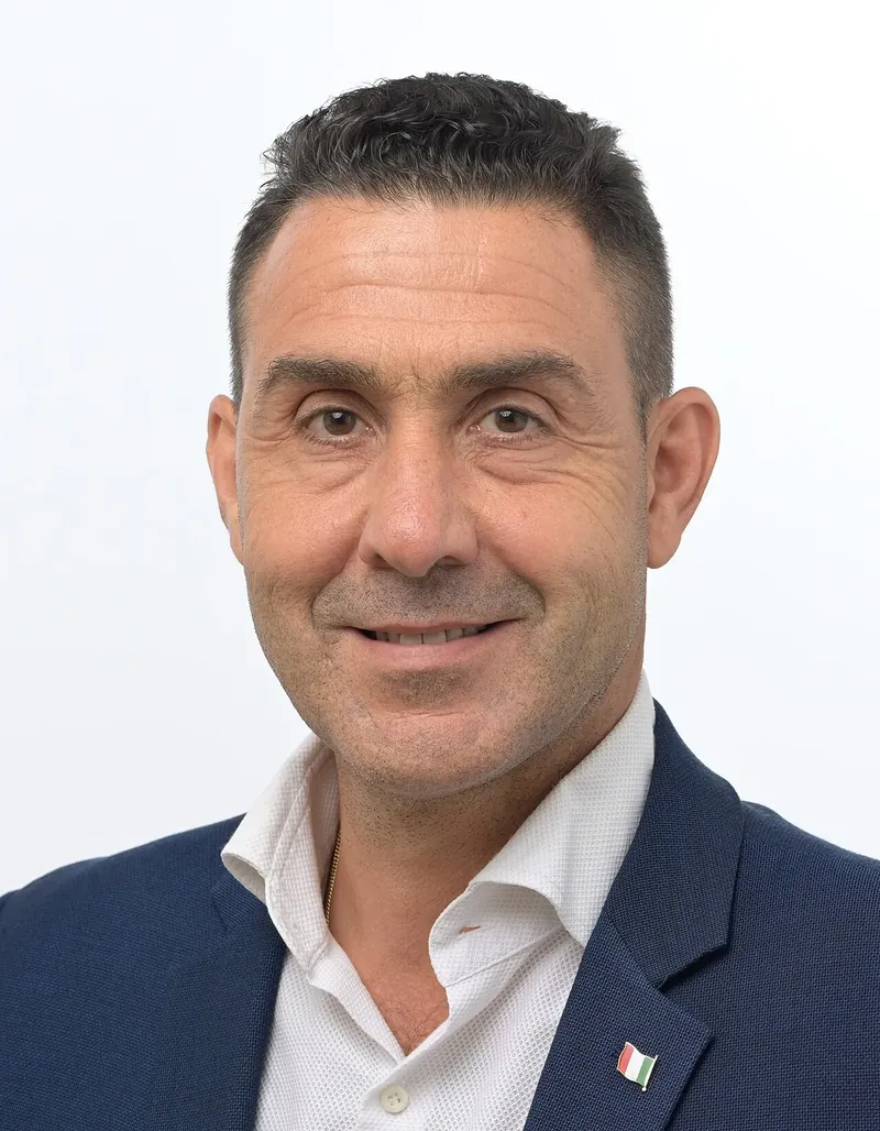 Roberto Vannacci, ritratto ufficiale da europarlamentare. Vive a Viareggio con la moglie Camelia Mihailescu e le due figlie Elena e Michela