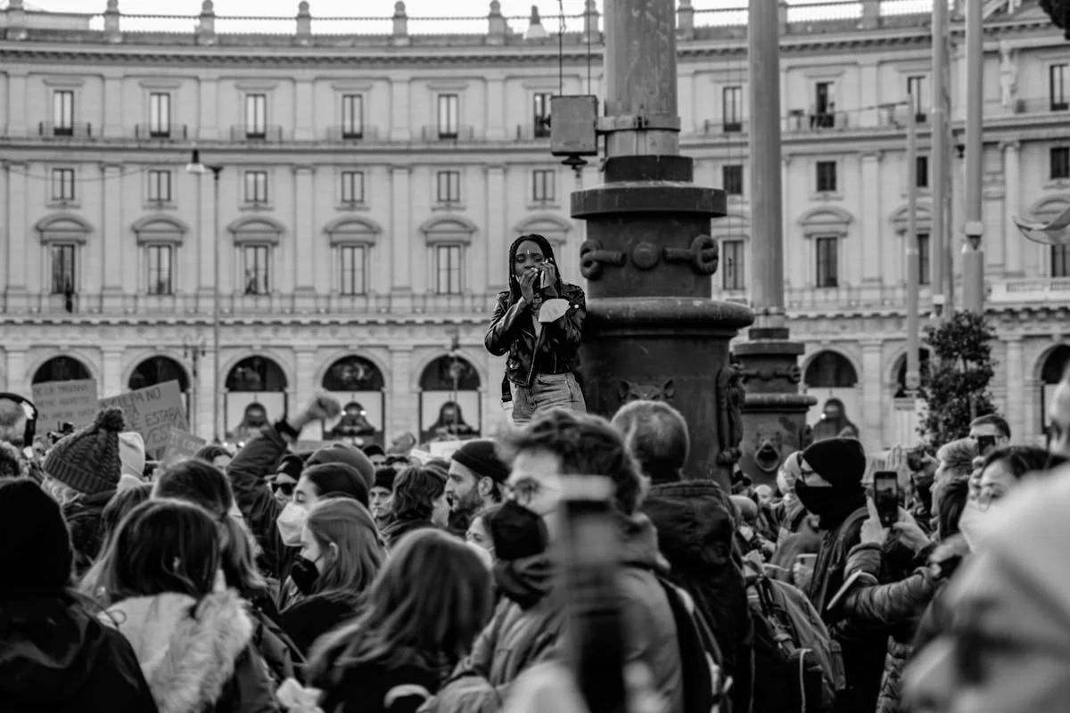 Piazza gremita durante una manifestazione politica in Italia