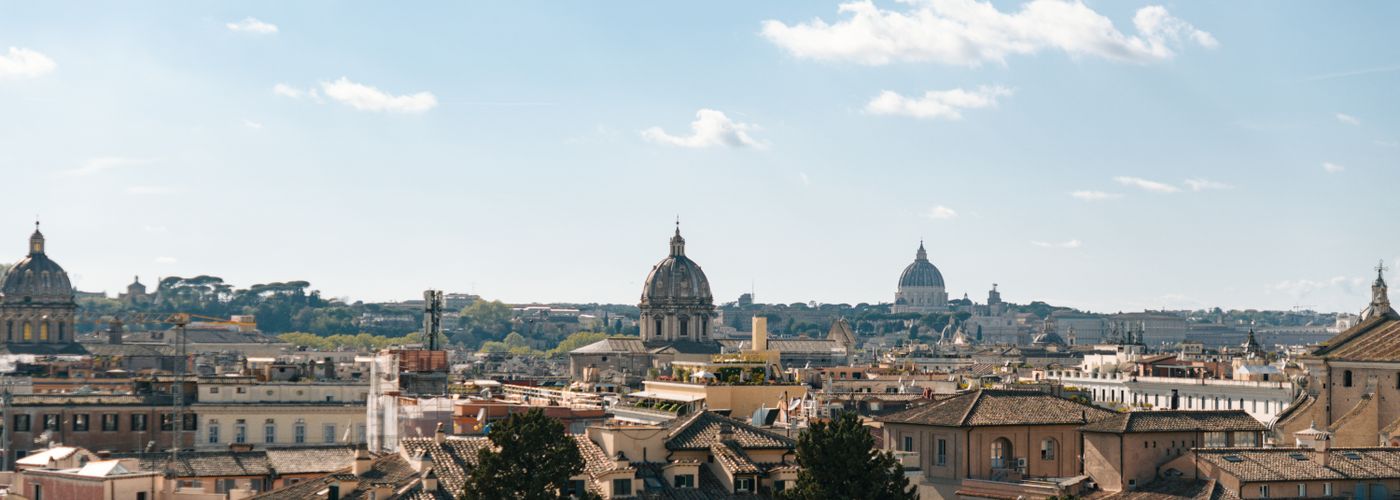 Monumento Vittoriano con bandiera italiana, Roma