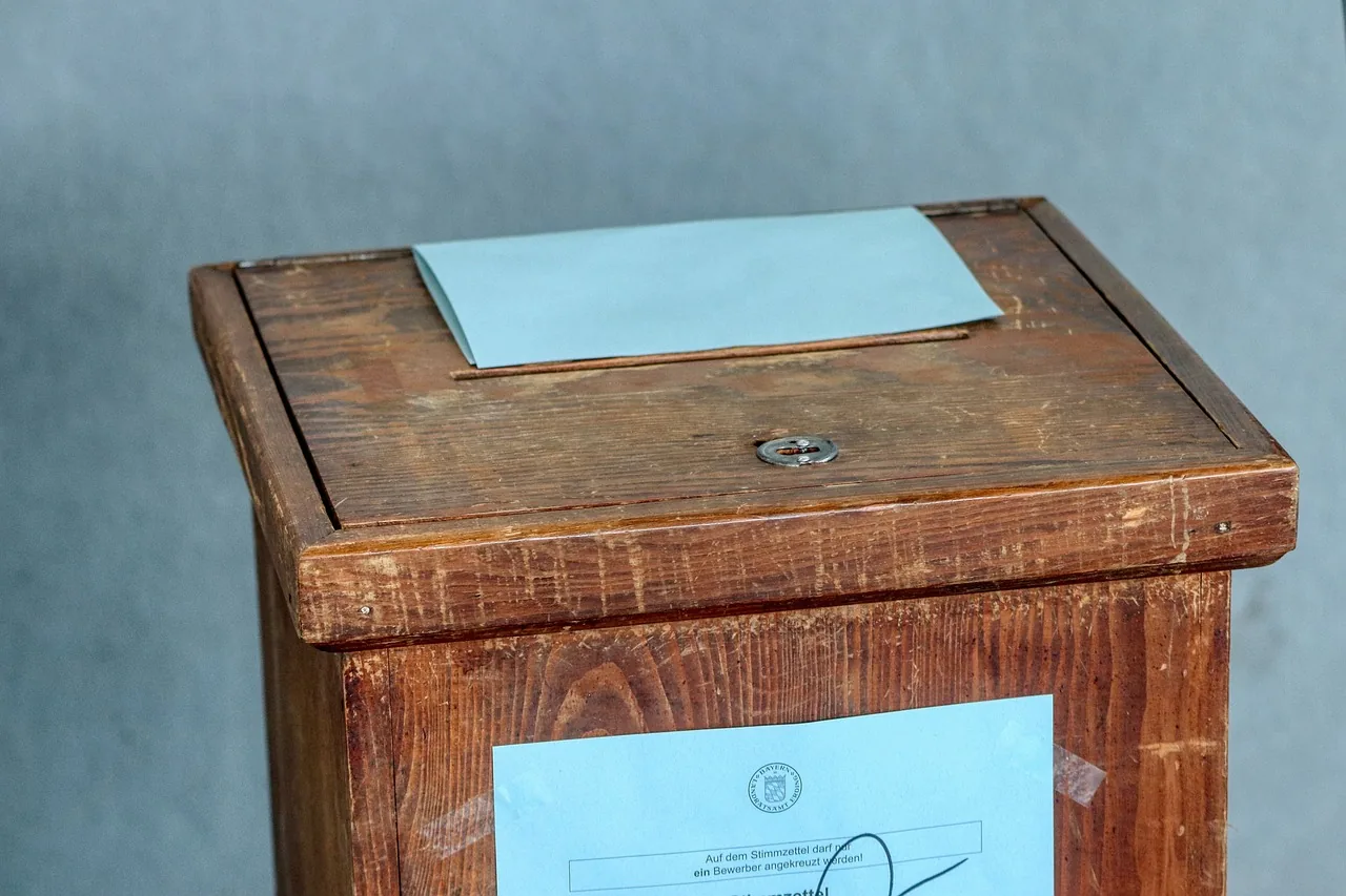 Urna elettorale, simbolo del voto e dei sondaggi politici