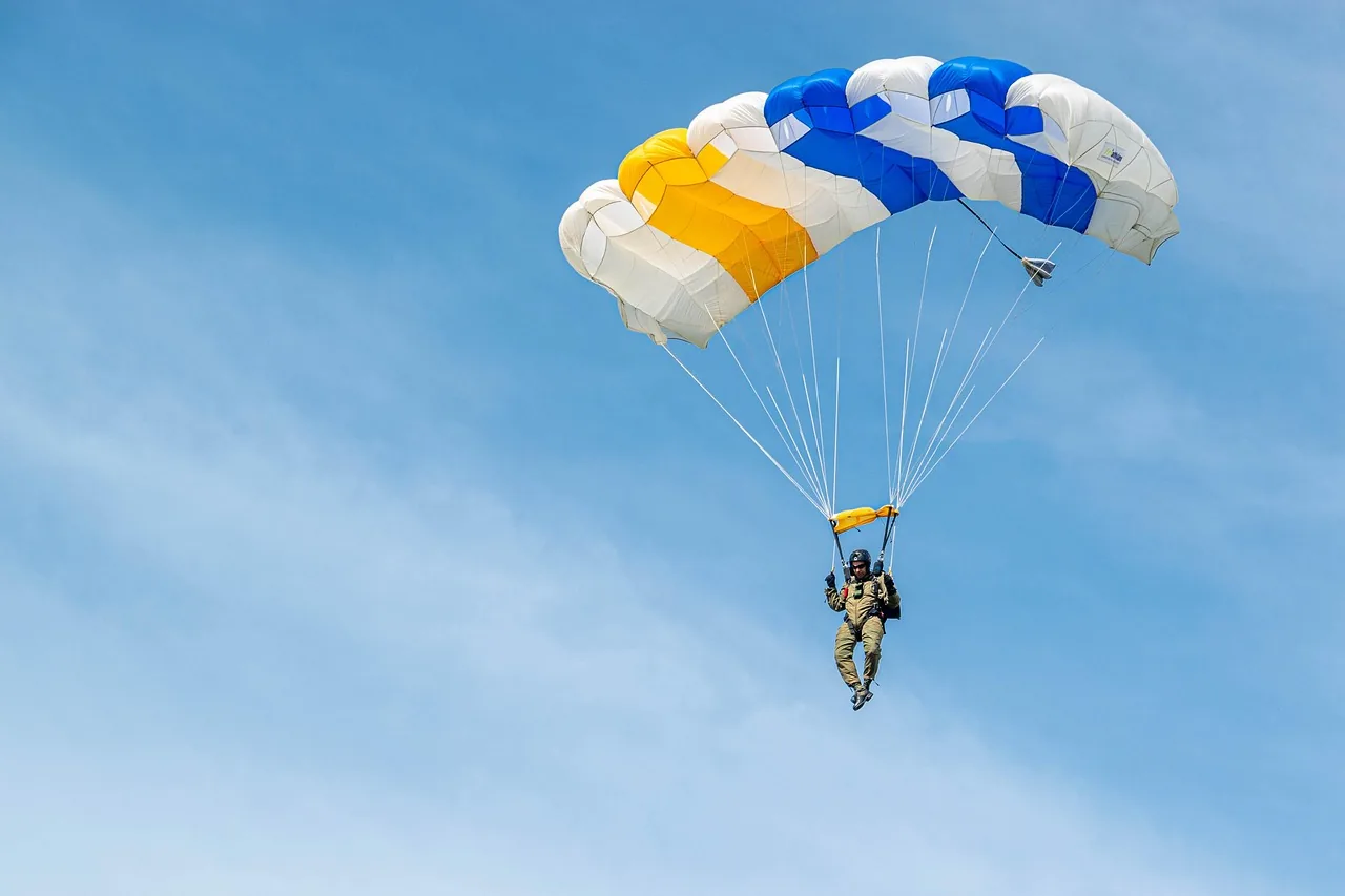 Paracadutista militare in fase di lancio, simbolo dei reparti d'assalto paracadutisti