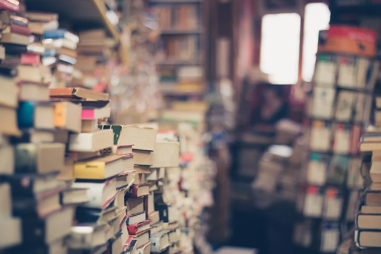 Scaffali di una libreria italiana