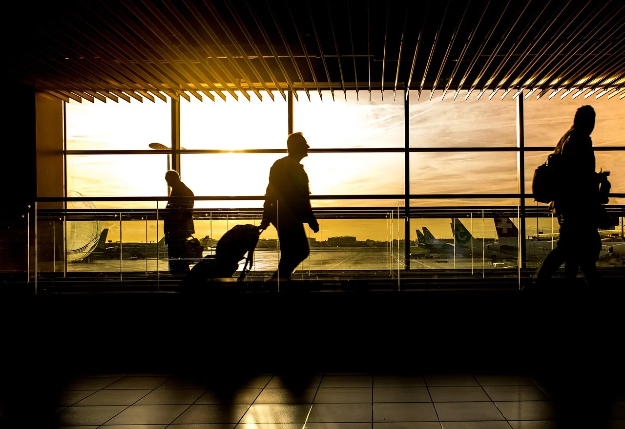 Persone in un terminal di partenze, immagine simbolica del dibattito sulla remigrazione