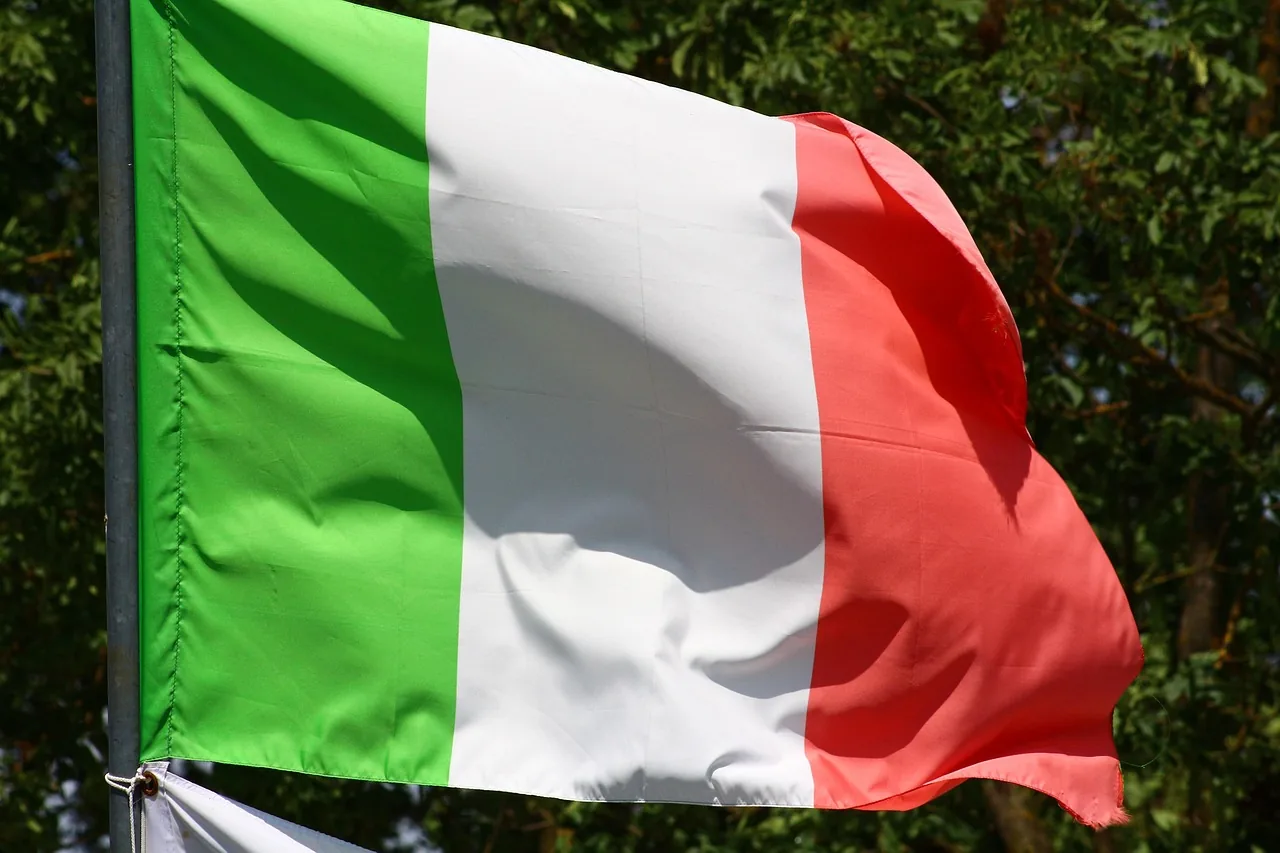 Bandiera italiana al vento, immagine simbolica della sovranità nazionale