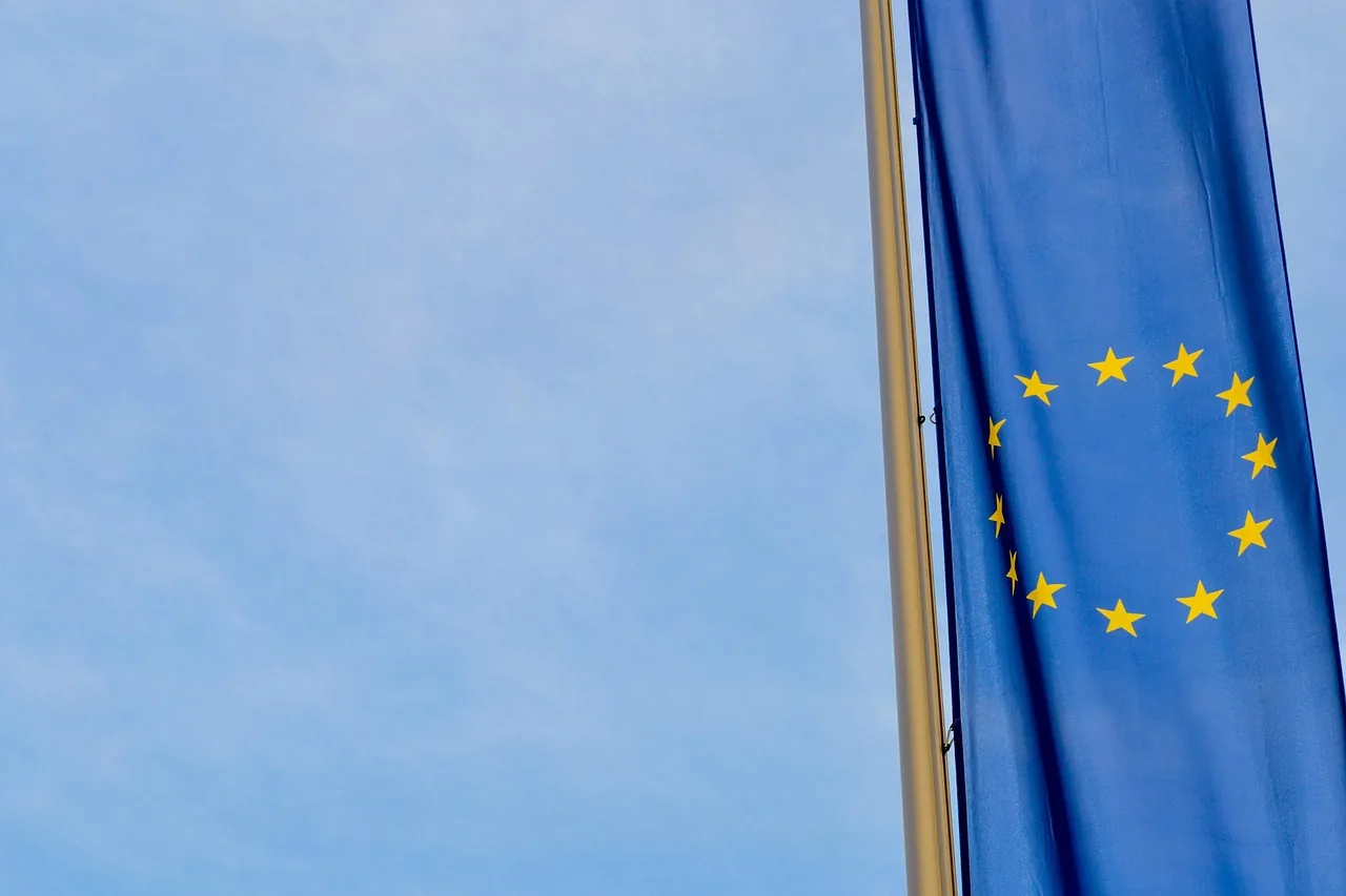 Bandiere dell'Unione Europea, simbolo dei fondi comunitari SAFE